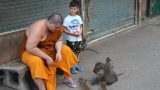 קופים אופיר כבר ראה בטיול, אבל את הנזיר הזה עדיין לא